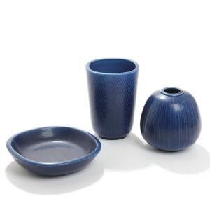 Nils Thorsson Marselis. To vaser og skål af fajance dekoreret med mønster i blå glasur. Stemplet monogram. H. 13, 15,8 og 4,5. 3