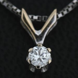 Diamantvedhæng af 14 kt. hvidguld prydet med brillantslebet diamant på 0.21 ct. Farve. Top Wesselton F. Klarhed. VS. L. ca. 1 cm.