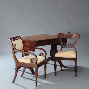 Sæt på fem victorianske stole af mahogni. England, 19. årh.s slutning. Desuden Regency armstol samt klapbord i empirestil. 7.