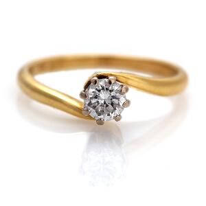Diamantsolitairering af 18 kt. guld prydet med brillantslebet diamant. Farve. Wesselton. Klarhed. VS. Str. 49,5.