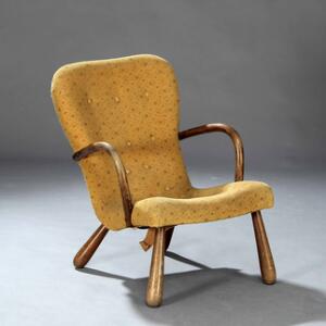 Martin Olsen, tilskrevet Armstol med armlæn samt kølleben af bøg. Dybthæftet sæde samt ryg betrukket med gult mønstret stof.