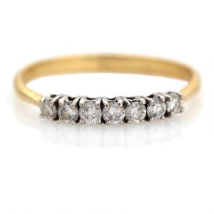 Diamantring af 18 kt. guld- og hvidguld prydet med brillantslebne diamanter. Farve. Wesselton. Klarhed. SI. Str. 64.