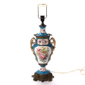 Fransk lampe af porcelæn dekoreret i farver og guld med blomster og design samt prydet med bronzemonteringer. 19. årh. H. 50 cm.