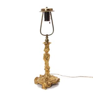 Fransk nyrokoko lampe af forgyldt bronze støbt med kæmninger. 19. årh. H. 35 cm.