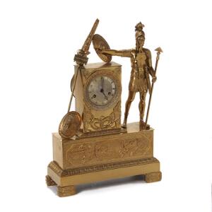Fransk Charles X konsolur af bronze prydet med romersk soldat, urskive af forsølvet metal men romertal. 19. årh. H. 47 cm.