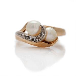 Perle- og diamantring af 18 kt. guld prydet med to ferskvands kulturperler og brillantslebne diamanter. Str. 56.