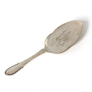 Georg Jensen Kugle. Serveringsspade af hammerslået sølv. Laf ciseleret med blomster og blade. Georg Jensen anno 1927. Vægt 135 gr. L. 26,8.