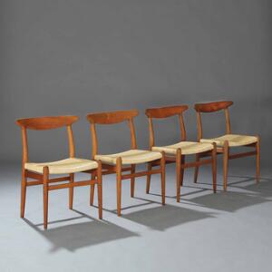 Hans J. Wegner W2. Et sæt på fire spisestole med stel af eg. Sæde udspændt med spanksrørsflet. Udført og stemplet hos C. M. Madsen, Hårby. 4