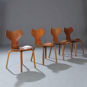 Arne Jacobsen Grand Prix. Et sæt på fire stole af lamineret, formbøjet teak. Model 4130. Udført hos Fritz Hansen. 4