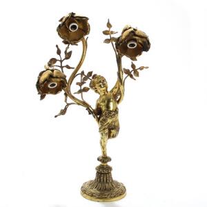 Bordlampe af delvis forgyldt bronze, stamme støbt med putto, tre lysarme i form af rosengrene. 19.-20. årh. H. 44.