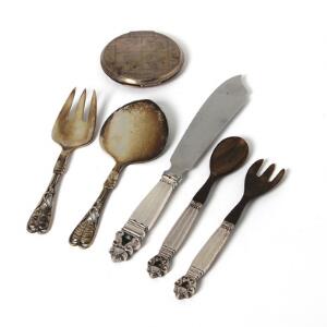 Georg Jensen Kongemønster, m.m. Bestående af diverse serveringsdele samt en pudderæske med spejl. 4