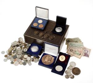 Lille samling bestående af et mix af danske og udenlandske mønter og medailler, enkelte pengesedler samt gammel pengekasse