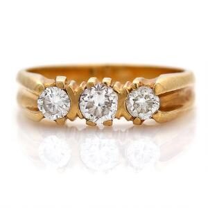 Diamantring af 18 kt. guld prydet med brillantslebne diamanter på i alt ca. 0.87 ct. Farve. Wesselton-Crystal. Klarhed. VS-SI. Str. 61.