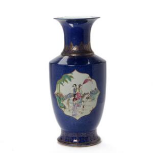 Kinesisk vase af porcelæn dekoreret med figurscenerier i kartoucher på powder-blue bund. 19. årh. H. 52 cm.