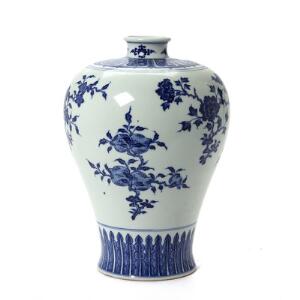 Kinesisk meiping vase af porcelæn, dekoreret i underglasur blå. Qianlong mærke 20. årh. H. 30 cm.