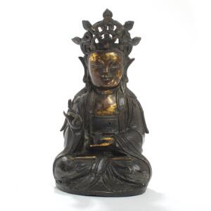 Orientalsk gudefigur af patineret bronze, siddende i lotus stilling. 18.-19. årh. H. 20.