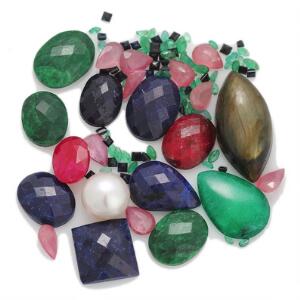 Samling af uindfattede smykkesten bestående af labradorit, safirer, smaragder, rubiner og ferskvandskulturperle. Ca. 2013. 50