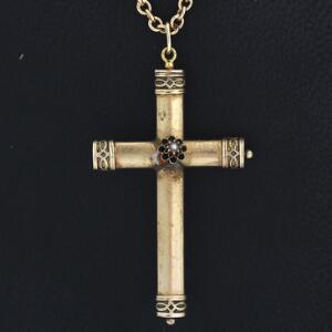 Perlevedhæng af 14 kt. guld i form af kors prydet med perle. L. ca. 5,5 cm. Kæde medfølger. 2