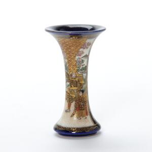 Japansk satsuma vase af porcelæn dekoreret i guld om med farver på blå grund. Mærket Kinkozan. Taisho, 20. årh. H. 9 cm.