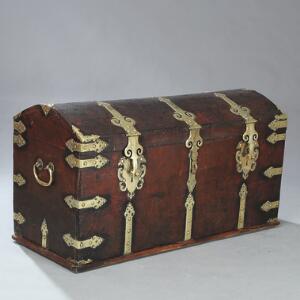 Dansk barok kiste betrukket med læder og monteret med beslag af messing. 18. årh. H. 80. B. 145. D. 65.