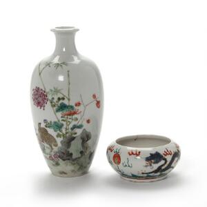 Kinesisk vase  og penselvasker af porcelæn, dekorerede i farver. 20. årh. H. 22,5 cm. Diam. 11 cm.