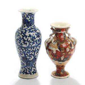 To orientalske vaser af porcelæn, dekoreret i blå og farver med blomster og figursceneri, en med hanke i form af drager. 19.-20. årh. H. 30 og 24. 2