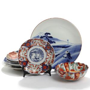 Seks større og mindre orientalske tallerkener og fade samt skål af porcelæn, dekorerede i farver og blå. 19.-20. årh. Diam. 18-30. 7