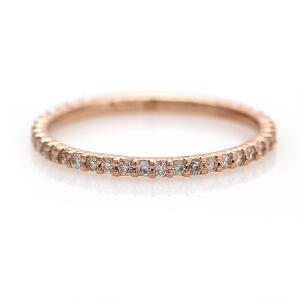 Diamantalliancering af 14 kt. pink guld prydet med talrige brillantslebne diamanter. Str. 54,5.