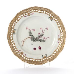 Flora Danica frugttallerken af porcelæn med gennembrudt kant dekoreret i farver og guld med blomster. Juliane Maries mærke. Royal Copenhagen. Diam. 23 cm.