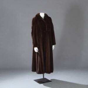 Birger Christensen Pelskåbe af brun mink med brunt monogram silkefoer og lommer. Str. 40. L. ca. 128 cm.