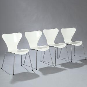 Arne Jacobsen Syveren. Et sæt på fire spisestole opsat på stel af stål. Sæde og -ryg af hvidlakeret formbøjet, lamineret træ. Model 3107. 4