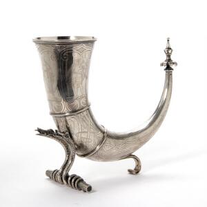 Drikkehorn af sølv, graveret med nordiske guder i felter og ornamenter. Hertz. København 19. årh. H. 21 cm. Vægt 499 gr.