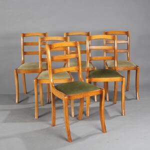 Et sæt på seks stole af bøgetræ, sæder med grønt betræk. 20. årh. 6