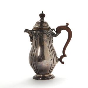 Engelsk kaffekande af sterlingsølv. London 1926. H. 24 cm. Vægt 785 gr.