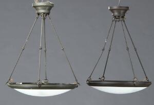 Et par skønvirke loftslamper af patineret metal og hvidt glas. Ca. 1920. H. 73. Diam. 58. 2