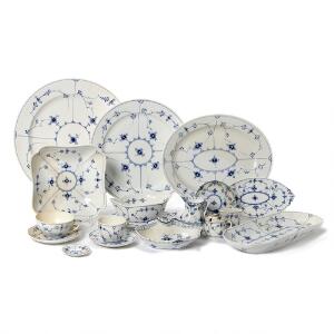 Musselmalet Service af porcelæn dekoreret i underglasur blå. Royal Copenhagen. 86