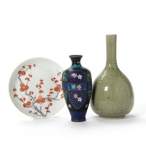 Kinesisk tallerken af porclæn, dekoreret med blomstrende prunus, cloisonne vase inddelt i felter med blomster samt grøn flaske-vase i celadon. 19.-20. årh. 3