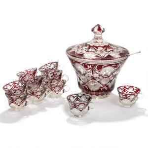 Bøhmisk punchbowle af slebet krystalglas med rødt overfang, bestående af punchbowle med øse samt 12 punchbægre. Bowle H. 33. 13