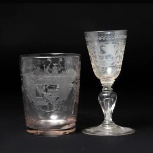 To bøhmiske glas bestående af lysbæger, graveret med våbenskjold og indskriptioner samt et vinglas, graveret med bladværk. 18. årh. H. 16-20,5 cm. 2
