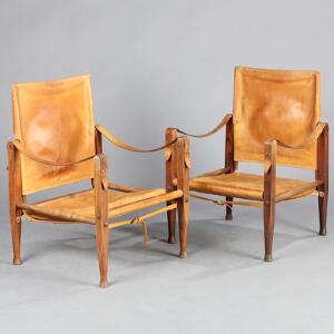 Kaare Klint Safaristol. Et par armstole med patineret cognacfarvet skind på armlæn, sæde, ryg og løs hynde. 2