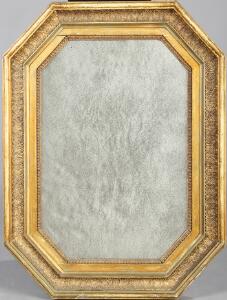 Ottekantet spejl i forgyldt ramme, rigt prydet med profiler, bladværk og ornamentik. Stemplet Snedkerlauget. 19. årh.s begyndelse. H. 85. B. 63.