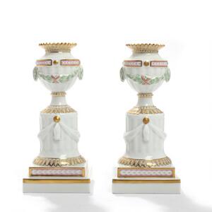 Perlestellet. Et par lysestager af porcelæn, Kgl. P., dekoreret i farver og guld. Juliane Maries mærke. Nr. 12365. H. 16,5 cm. 2