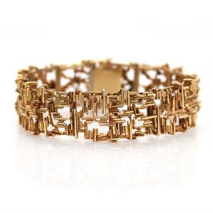Armbånd af 14 kt. satineret guld. Diam. ca. 6,5 cm. Vægt ca. 54 gr.