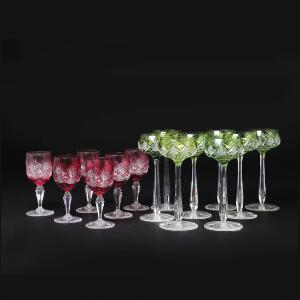 Samling facetslebne krystalglas med henholdsvis rødt og grønt overfang bestående af 8 champagneskåle og 6 hvidvinsglas. H. 14-19 cm. 14.