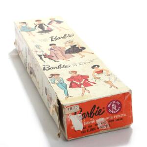 Barbiedukke i original æske. Mattel 1962. Tøj og tilbehør medfølger.