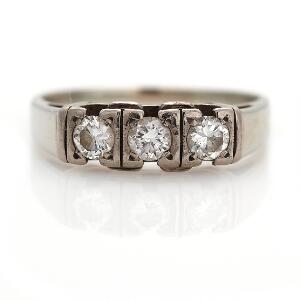 Diamantring af 18 kt. hvidguld prydet med tre brillantslebne diamanter. Str. 59,5. Ca. 1960-70.