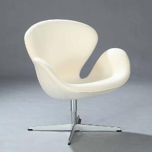 Arne Jacobsen Svanen. Hvilestol med drejestel. Sider, sæde og ryg betrukket med hvidt alcantara. Udført hos Fritz Hansen.