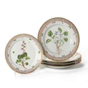 Flora Danica tallerkener af porcelæn dekorerede i farver og guld med blomster. 3549, 3572. Royal Copenhagen. Diam. 22-25,5 cm. 32