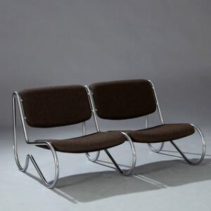 Arne Jacobsen Nuser. To-personers sofabænk med stel af forkromet stål. Sæde samt ryg betrukket med sortbrun-nistret uld.