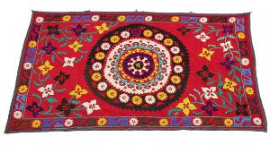 Susani Sharashabs vægtæppe med silke, dekoreret med blomster og ornamentik i farver på rød bund. Uzbekistan. 20. årh.s slutning. 140 x 228.